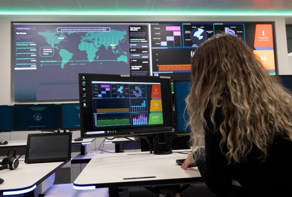Im neuen Cybersicherheitszentrum der Esa können Cyberangriffe ausgemacht werden. - © Boris Roessler/dpa