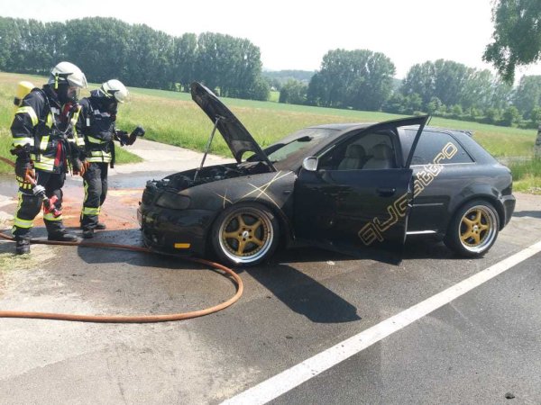 Am Mittwoch löschte die Lagenser Feuerwehr ein brennendes Auto auf dem Hellweg. - © Feuerwehr Lage