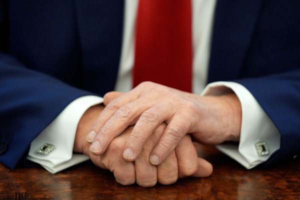 Was unterzeichnen diese Hände als Nächstes? Die US-Präsidentschaft Donald Trumps schürt Befürchtungen in der deutschen Wirtschaft. (Symbolbild) - © Evan Vucci/AP/dpa