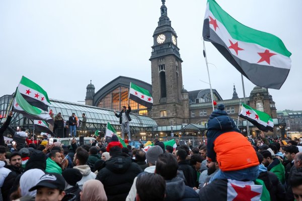 Den Sturz des syrischen Machthabers, Baschar al-Assad, feierten Syrerinnen und Syrer auch in Deutschland. - © Bodo Marks/dpa