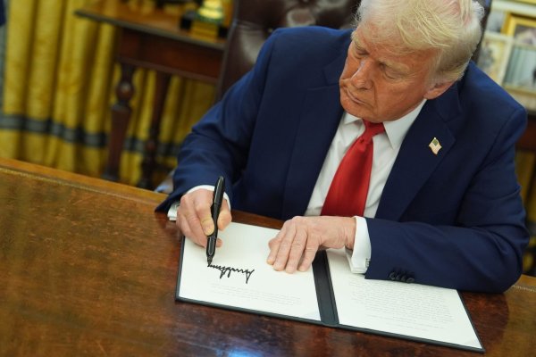 US-Präsident Trump hat nach seiner Vereidigung sofort damit begonnen, den Staatsapparat umzukrempeln. - © Evan Vucci/AP/dpa