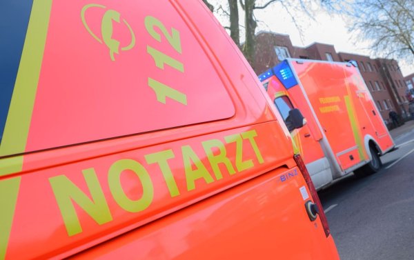 Für die Rettungsdienste war es schwierig, den Mann zu erreichen (Symbolbild). - © Julian Stratenschulte/dpa