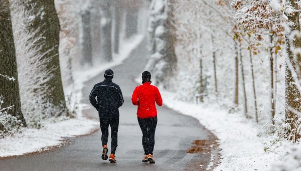 Während des Laufens verquatschen? Kein Problem. Anders sieht es aus, wenn es danach passiert - dann kühlt man nämlich rasch aus. - © Markus Scholz/dpa/dpa-tmn