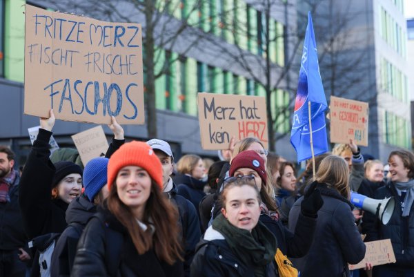 Die Demonstrationen gegen Rechts gehen weiter (Archivbild). - © Oliver Berg/dpa