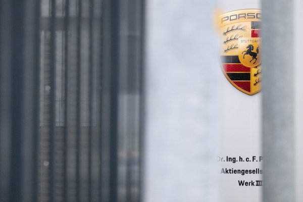 Porsche will zig Millionen Euro in neue Verbrenner-Fahrzeuge stecken. (Archivbild) - © Marijan Murat/dpa