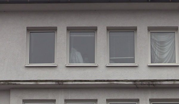 In dieser Wohnung wurde der Mann mutmaßlich umgebracht. - © Michael Pollert/dpa