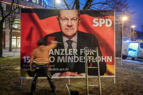 Nicht nur mit Plakaten, auch in sozialen Medien wird für die Parteien geworben. (Archivbild) - © Kay Nietfeld/dpa
