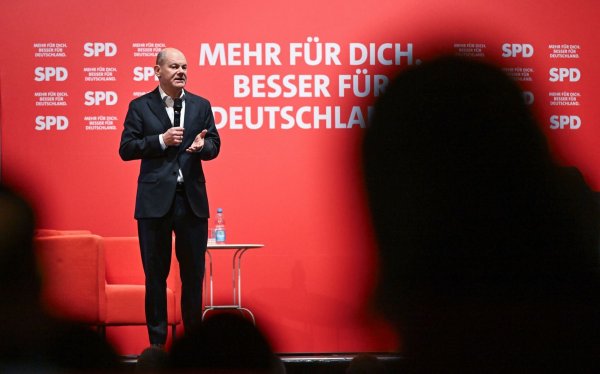 Bundeskanzler Olaf Scholz (SPD) hält nichts von Trumps Vorschlag, Palästinenser aus dem Gazastreifen umzusiedeln. - © Bernd Weißbrod/dpa