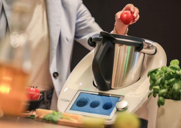 Nutzer der Thermomix-Rezeptwelt sollten wachsam sein. Im Darknet sind Nutzerdaten des Forums aufgetaucht und könnten etwa für Phishing-Mails verwendet werden. - © Oliver Berg/dpa/dpa-tmn