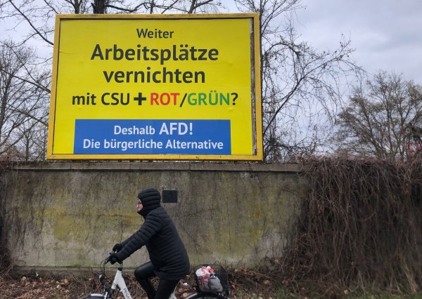 Auffälliges Gelb - mit einer mehr als zwei Millionen Euro teuren Plakatkampagne wirbt ein AfD-Anhänger aus Österreich in ganz Deutschland für die Wahl der Rechten. - © David Hutzler/dpa