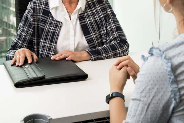 Die Kundin ist unglücklich? Mit einfachen Strategien behalten wir auch bei herausfordernden Gesprächen im Beruf die Kontrolle. - © Christin Klose/dpa-tmn