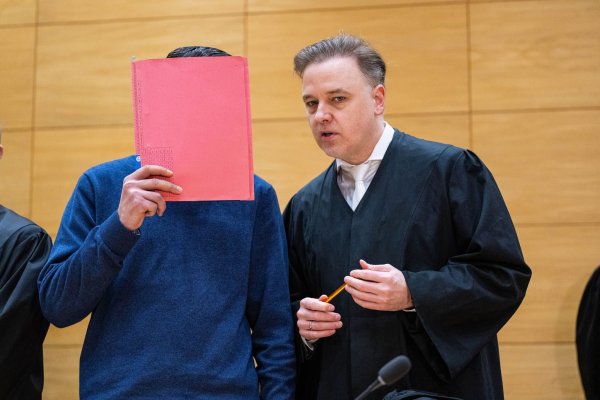 Einer der Angeklagten (l.) und sein Anwalt Burkhard Benecken sorgten vor dem Landgericht Bielefeld für einen Eklat. (Archivbild) - © Guido Kirchner/dpa