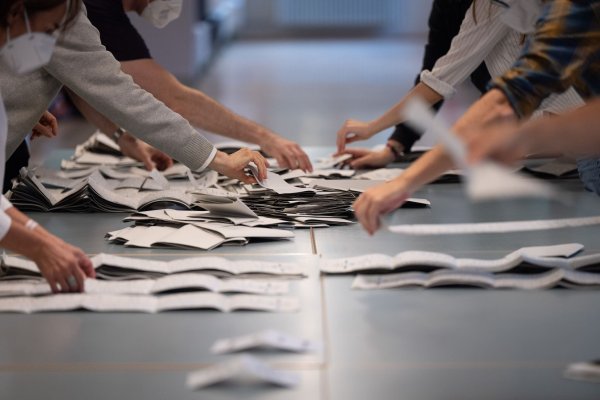 Bei der bevorstehenden Bundestagswahl wird es laut der Bundeswahlleiterin rund 90.000 Urnen- und Briefwahlbezirke geben. (Symbolfoto) - © Sebastian Gollnow/dpa