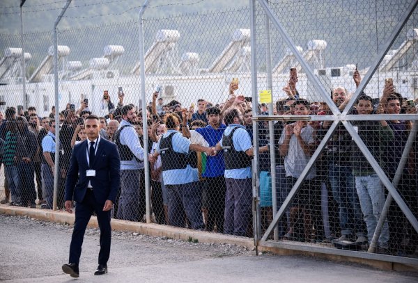 Bewohner des Flüchtlingslagers reagierten im Oktober 2024 sehr emotional und mit «Germany»-Rufen auf den Besuch von Bundespräsident Steinmeier bei der Registrierungs- und Aufnahmeeinrichtung für Geflüchtete in Malakasa, nördlich von Athen. (Archivbild) - © Bernd von Jutrczenka/dpa