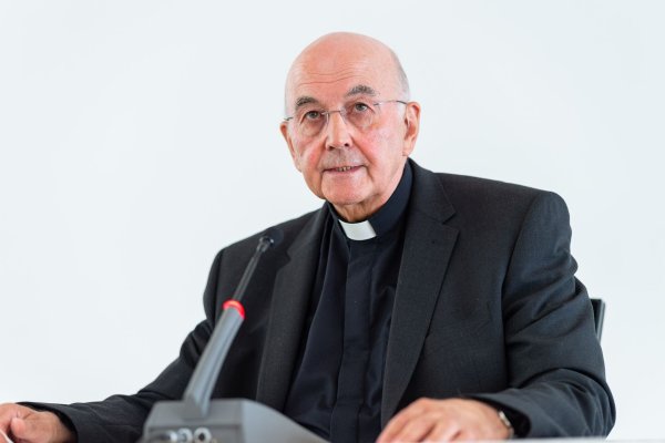Bischof Felix Genn äußerte sich im Juni 2022 auf einer Pressekonferenz zur Studie zur Aufarbeitung des sexuellen Missbrauchs im Bistum Münster. Jetzt hat er Konsequenzen vorgestellt. (Archivbild) - © Guido Kirchner/dpa