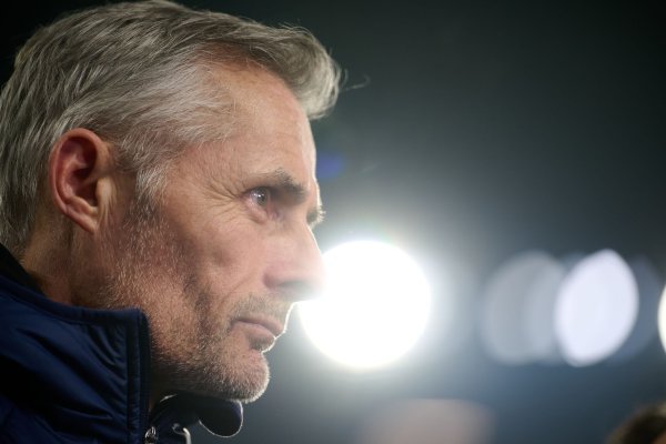 Schalkes Trainer Kees van Wonderen reist optimistisch und selbstbewusst zum 1. FC Köln. - © Bernd Thissen/dpa