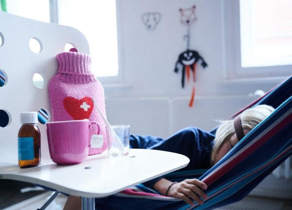 Gesetzlich versicherte Eltern haben Anspruch auf Kinderkrankengeld, wenn sie ihr erkranktes Kind betreuen müssen. - © Annette Riedl/dpa/dpa-tmn