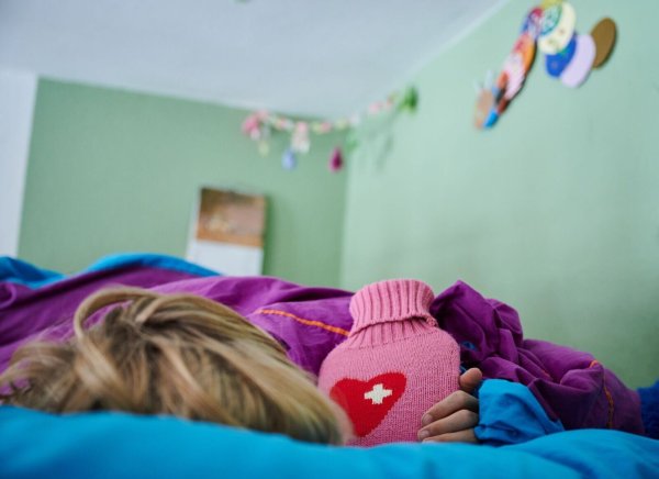 An den Schulen müssen zum Teil Unterrichtsstunden ausfallen (Symbolbild). - © Annette Riedl/dpa