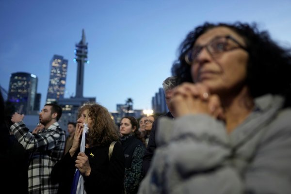 Angehörige und Freunde von Israelis, die im Gazastreifen gefangen gehalten wurden, während einer früheren Geiselfreilassung. Die Hamas hat die Namen drei weiterer am Samstag freizulassender israelischer Geiseln übermittelt. (Archivbild) - © Oded Balilty/AP/dpa
