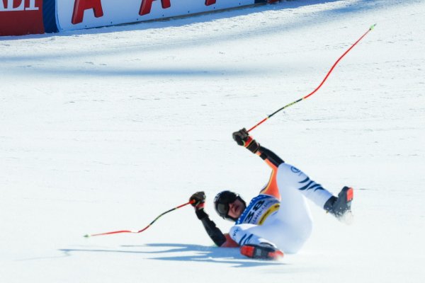 Stürzte spektakulär und kam ohne Ski in den Zielraum: Luis Vogt. - © Jens Büttner/dpa