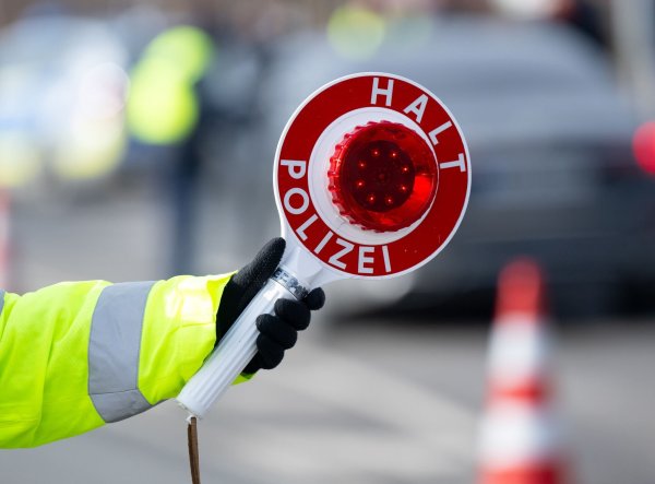 Bei einer Kontrolle entdeckte die Polizei insgesamt zahlreiche Menschen aus Indien. (Symbolbild) - © Sven Hoppe/dpa