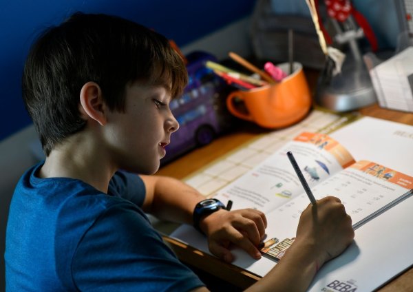 Fühlt sich das Kind nach einer Krankheit wieder fit, sollten Eltern bei der Nacharbeitung des Schulstoffs Prioritäten setzen. - © Kirsten Neumann/dpa-tmn