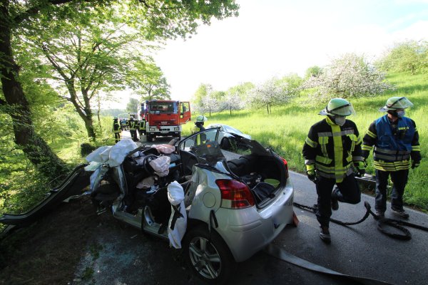 Eine 56-jährige Toyota-Fahrerin wurde in ihrem Wagen eingeklemmt und wurde schwer verletzt. - © Jens Rademacher