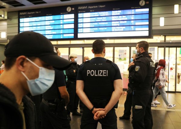 Kontrolle zur Maskenpflicht - © Foto: Oliver Berg/dpa