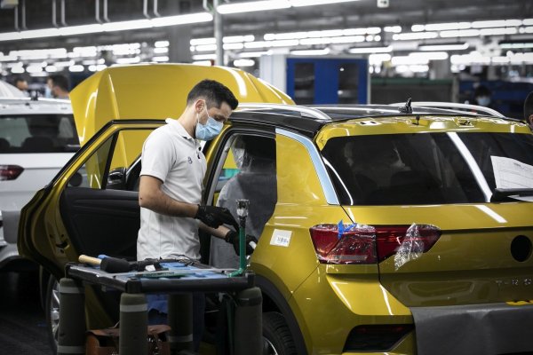 Corona-Krise kostet Autobranche weltweit Milliarden - © Foto: Hugo Amaral/SOPA Images via ZUMA Wire/dpa