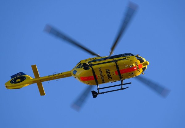 Auch ein Rettungshubschrauber war einem Polizeisprecher zufolge an der Unfallstelle im Einsatz. (Symbolbild) - © Robert Michael/dpa