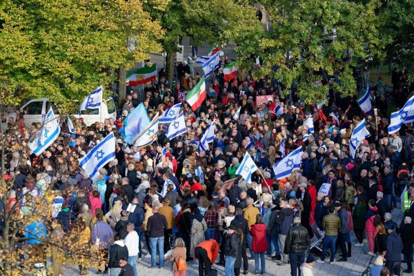 An einer Demonstration zum Jahrestag des Hamas-Terrorangriffs auf Israel beteiligten sich am Sonntag laut Polizei in Düsseldorf knapp 1.000 Menschen. - © Henning Kaiser/dpa