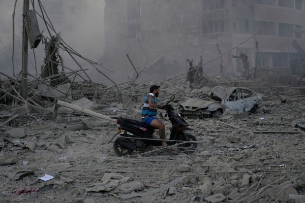 Viele Gebäude in den südlichen Vororten Beiruts sind komplett zerstört. - © Hussein Malla/AP