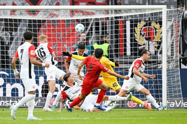 Eintracht Frankfurt und Bayern München lieferten sich im Bundesliga-Topspiel ein Spektakel. - © Uwe Anspach/dpa