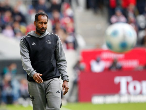 Daniel Thioune in seinem 100. Spiel als Fortuna-Coach - © Roland Weihrauch/dpa