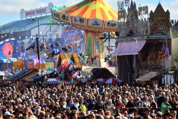 Reger Andrang am letzten Wiesn-Tag. - © Karl-Josef Hildenbrand/dpa