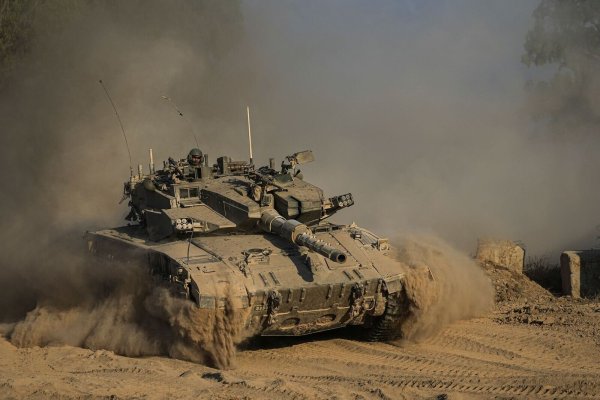 Israel ist nach eigenen Angaben erneut mit Panzern in den Norden des Gazastreifens vorgerückt. - © Tsafrir Abayov/AP/dpa