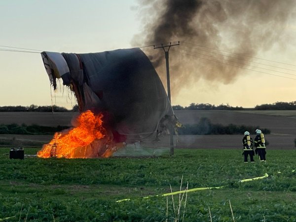 Die Feuerwehr rückte nach eigenen Angaben mit rund 60 Einsatzkräften und zehn Löschfahrzeugen zum Brand aus. - © Benedict Lickfeld/Nord-West-Media TV /dpa