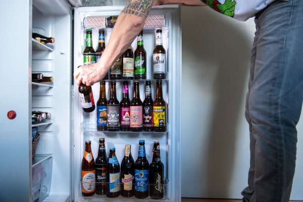 Will man einen Kühlschrank für die Zeit der EM draußen aufstellen, sollte man einen schattigen Platz wählen und die Kühltemperatur nicht zu hoch einstellen. - © Laura Ludwig/dpa-tmn