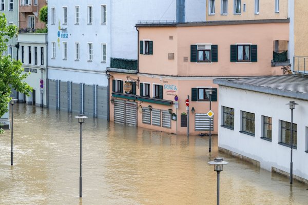 Teile der Altstadt von Passau sind noch immer vom Hochwasser der Donau überschwemmt. - © Armin Weigel/dpa