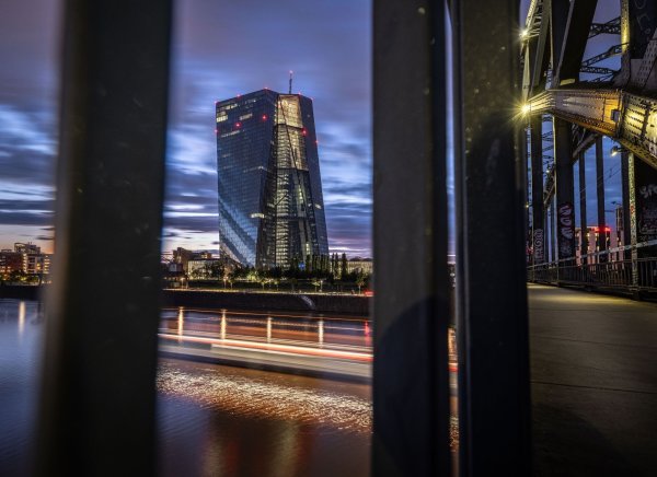 Im Juli 2022 beendete die EZB ihre Politik der Null- und Negativzinsen, um die Inflation in den Griff zu bekommen. - © Frank Rumpenhorst/dpa