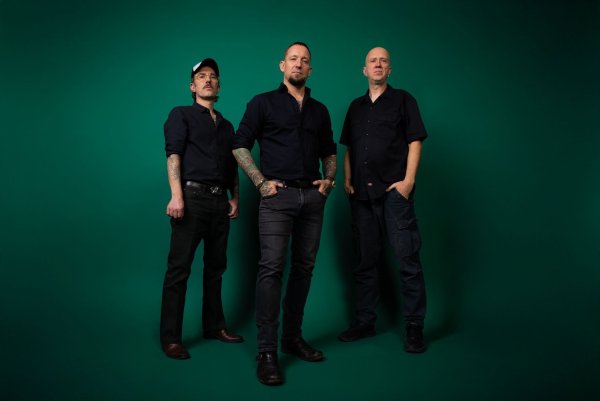 Die dänische Metal-Band Volbeat eroberte Platz eins der Charts. - © Brittany Bowman/Universal Music/dpa