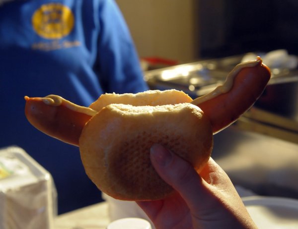 Wegen einer Bockwurst-Bestellung konnte der betrunkene Fahrer gestellt werden. (Symbolbild) - © picture alliance / ZB