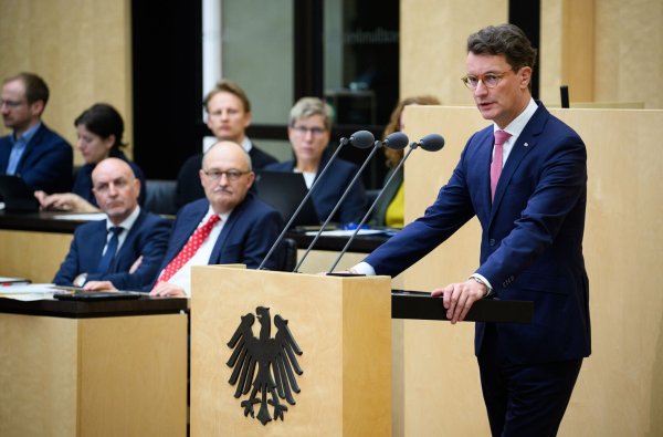 NRW-Ministerpräsident Wüst mahnte: Länder und Kommunen müssten sich die Entlastungen auch leisten können. - © Bernd von Jutrczenka/dpa