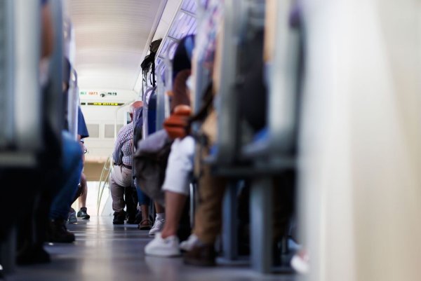 Die Deutsche Bahn will die Familienreservierung ab dem 15. Juni nicht mehr anbieten. (Archivbild) - © Philipp von Ditfurth/dpa