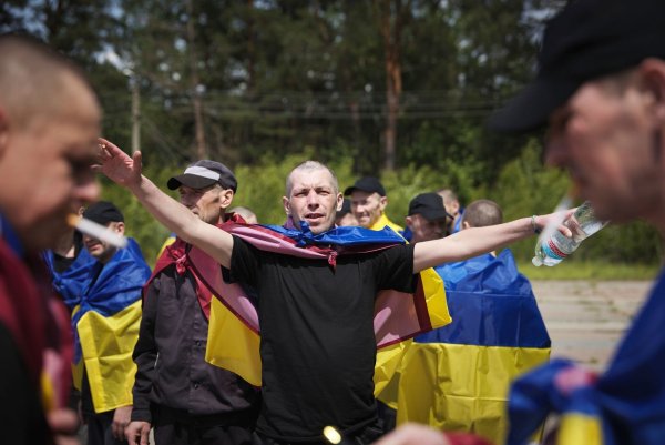 Der Austausch von Gefangenen läuft, auch wenn beide Seiten einander immer wieder Verzögerungen vorwerfen. - © Uncredited/Ukrainian Presidential Press Office/AP/dpa