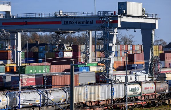Der Anteil des Schienengüterverkehrs am gesamten Transportvolumen stagniert. (Archivbild) - © Hendrik Schmidt/dpa