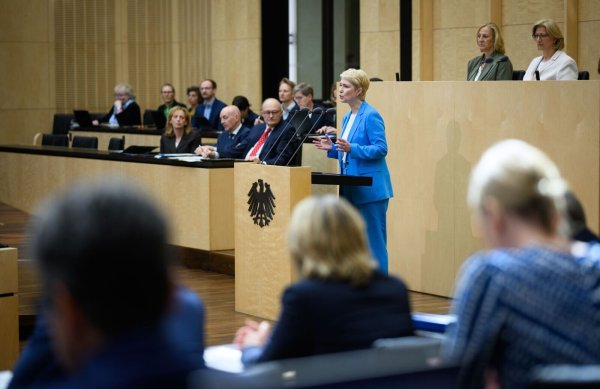 Mecklenburg-Vorpommerns Ministerpräsidentin Schwesig (SPD) fordert im Bundesrat Rentenstabilität. - © Bernd von Jutrczenka/dpa