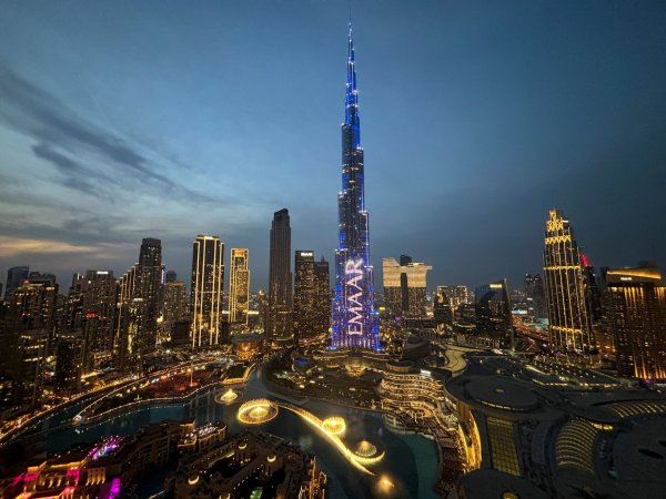 Auch von Reisen nach Dubai rät das Auswärtige Amt wegen der Eskalation im Nahen Osten ab. - © Altaf Qadri/AP/dpa