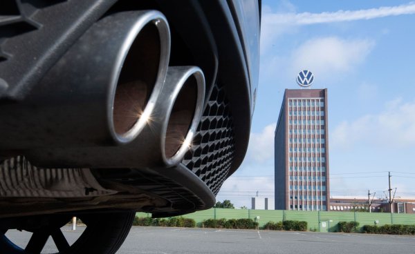 Der Dieselskandal kostete VW bereits Milliarden. Ein Bußgeld wegen Datenschutzverstößen bleibt den Wolfsburger nun aber erspart. (Archivfoto) - © Julian Stratenschulte/dpa