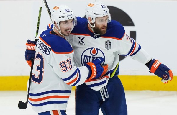 Leon Draisaitl (r) schoss die Oilers erneut zum Sieg in der Verlängerung. - © Nathan Denette/The Canadian Press/AP/dpa